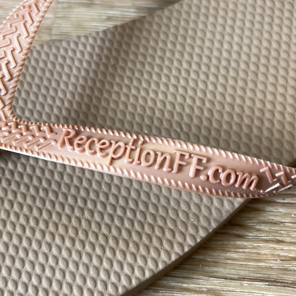 Pink flipflops size 10.5 - Picture 2 of 3